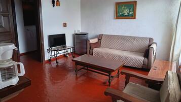 Deluxe Suite, Balcony, City View | Living area