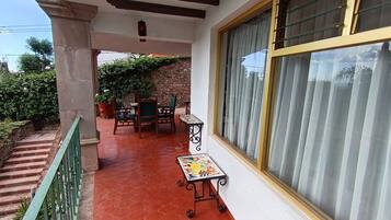 Deluxe-Suite, Balkon, Stadtblick | Speisen im Freien