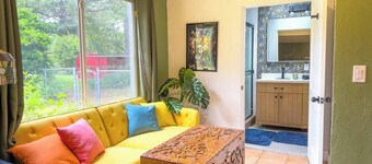 Retro-Chic 4BR House w/ yard Downtown Gainesville
