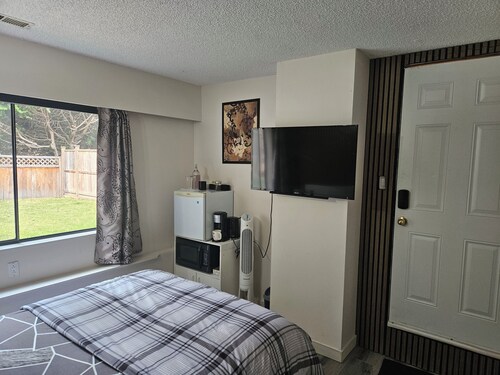 Cozy Private room attach bathroom own entrance Self Check-In near YVR airport