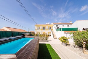 A residential property with a swimming pool, a two-story building, and a well-maintained garden. - Bungallow - Pátio Mariano (Peniche)