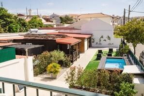 Un quartier résidentiel doté d’une piscine, d’une pelouse verdoyante et de différents bâtiments.