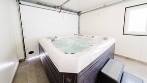 A modern bathroom with a freestanding hot tub, a shower, and a bench. - II Ninho - Pátio Mariano (Peniche)