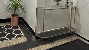 A corner room with a round mirror, a console table with a vase of flowers, a potted plant, and a patterned rug. - Spacious 2-Bedroom Apartment in Central Casablanca – Sleeps 5 (Casablanca)