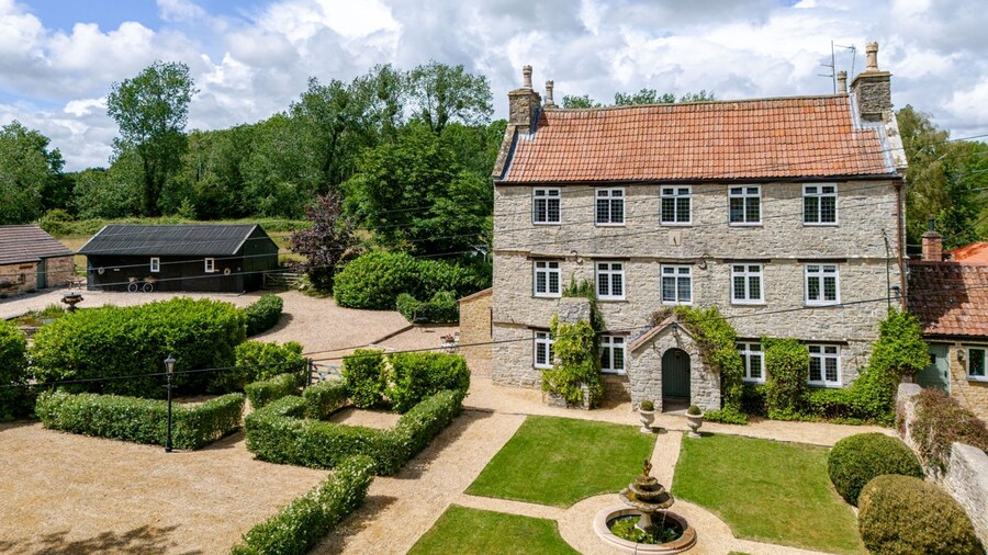 1641 Historic Farmhouse Sleeps 16 Bath Bristol