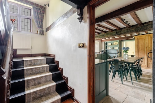 1641 Historic Farmhouse Sleeps 16 Bath Bristol