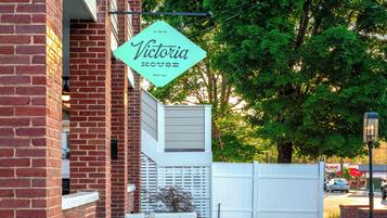 Um edifício de tijolos com uma placa que diz 'Victoria House'.