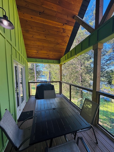 Peaceful 2 Bedroom & Loft cabin on Lake Melton located near UT campus