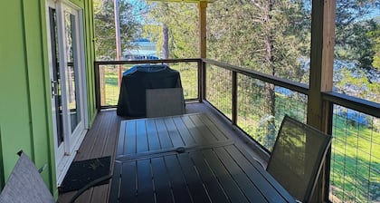 Peaceful 2 Bedroom & Loft cabin on Lake Melton located near UT campus