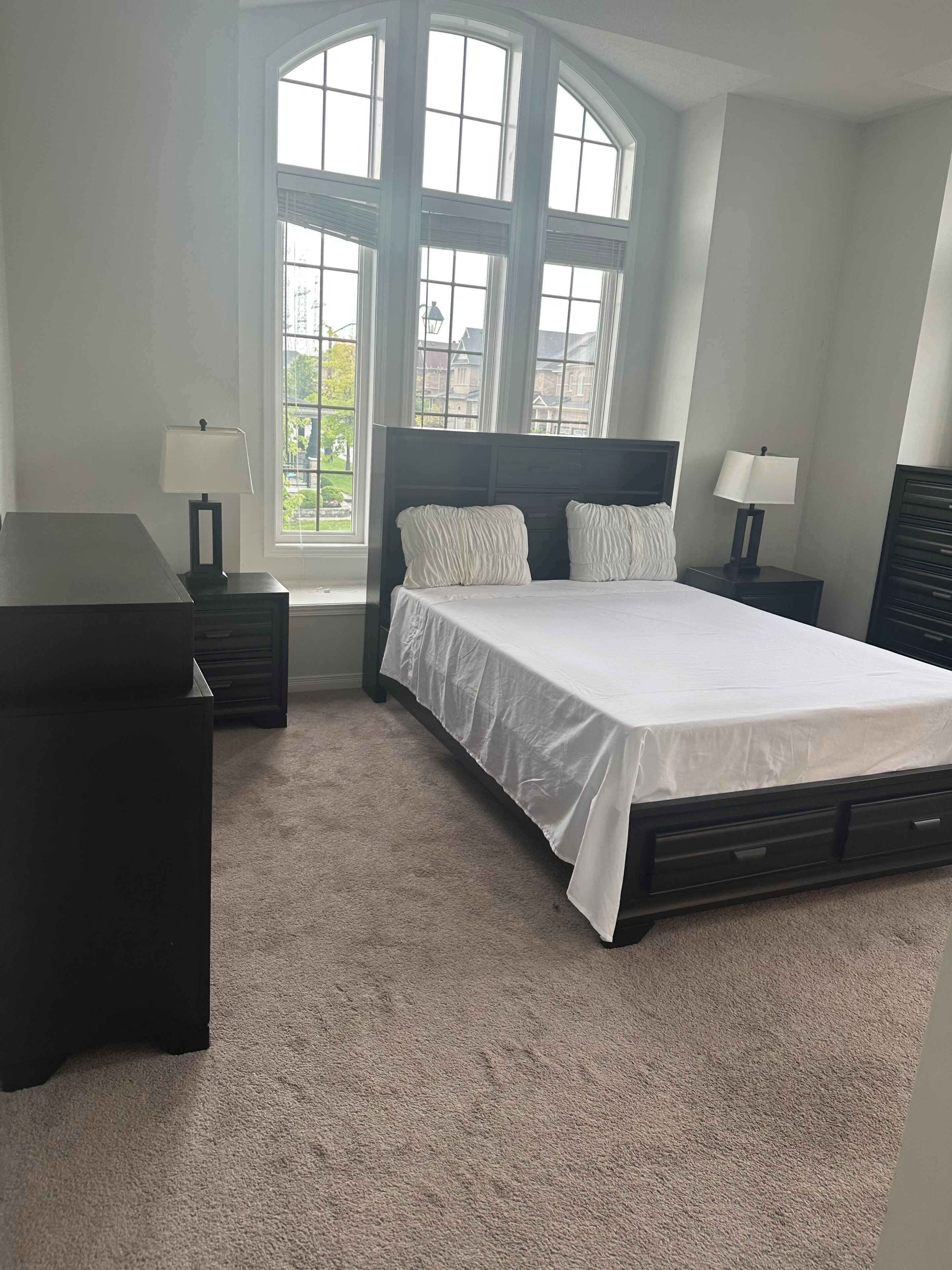 Tabla de planchar con plancha, wifi, ropa de cama
