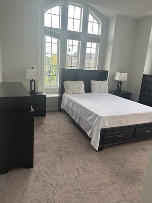 Tabla de planchar con plancha, wifi, ropa de cama