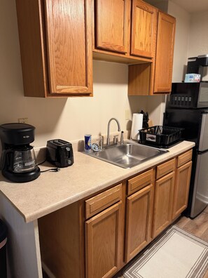 Wasserkocher mit Kaffee-/Teezubehör, Kühlschrank, Mikrowelle, Ofen