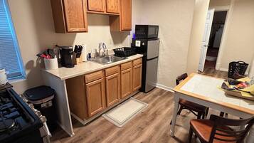Coffee/tea maker, fridge, microwave, oven