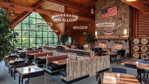 Ein Restaurant mit einer Steinwand, einer amerikanischen Flagge und einem Schild mit der Aufschrift 'Southern Comfort'.