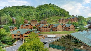 Ein Lodges mit mehreren Holzhäusern, einem Restaurant und einem Parkplatz.