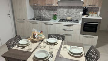 Una cucina moderna con un'area pranzo per quattro persone.