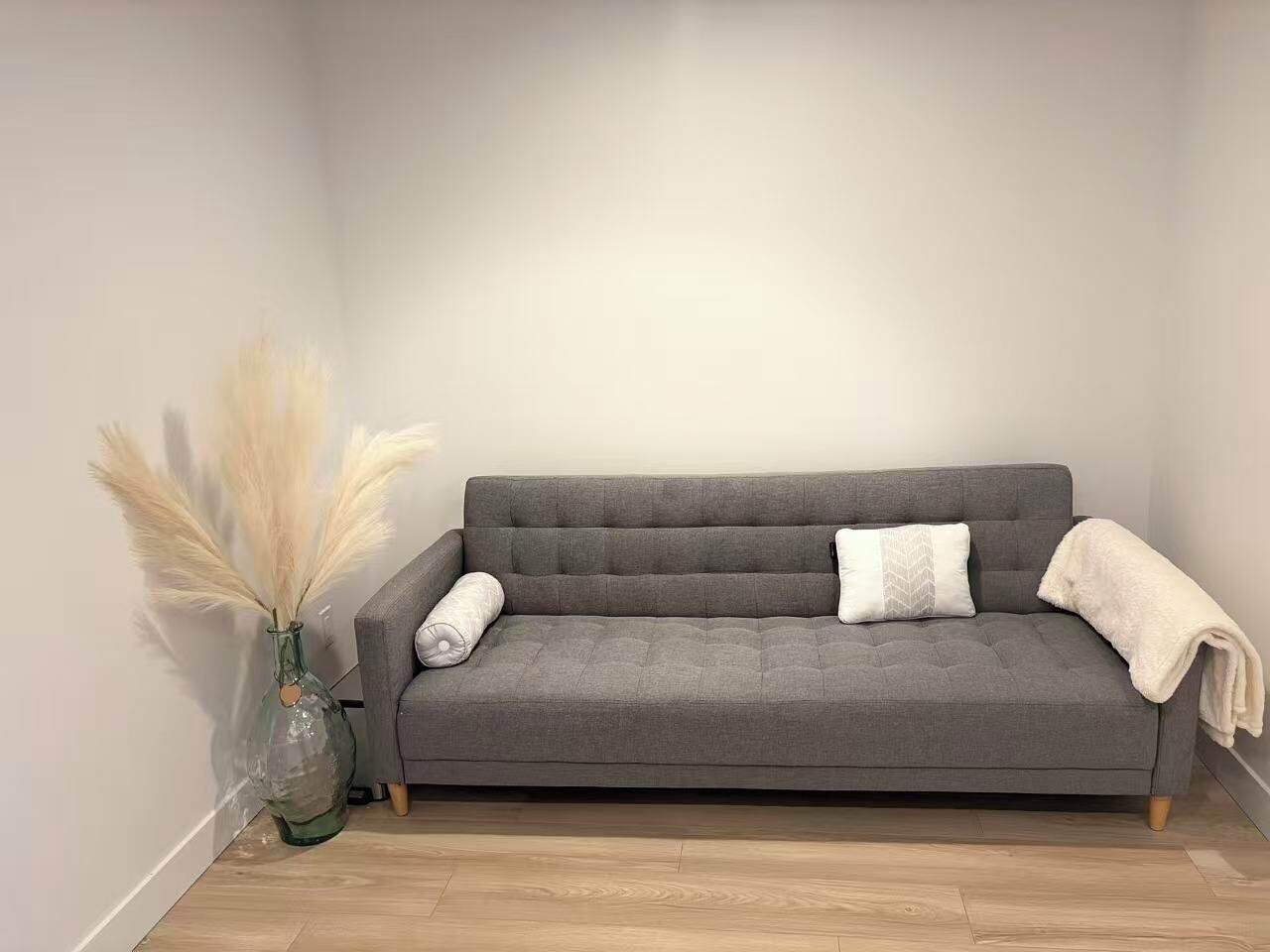 Brand-new Furnished 1br + Den In Brentwood | Skytrain, Parking & A/c - North Vancouver