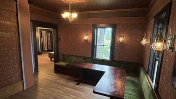 Ein Zimmer mit einer Holzbänkl, einem Chandelier und Wandleuchten.