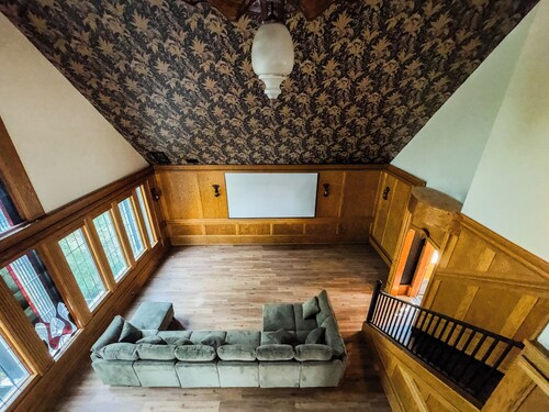 Spacious House Downtown Pullman- Sleeps up to 16