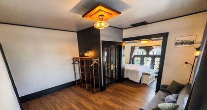 Spacious House Downtown Pullman- Sleeps up to 16