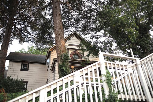 Spacious House Downtown Pullman- Sleeps up to 16