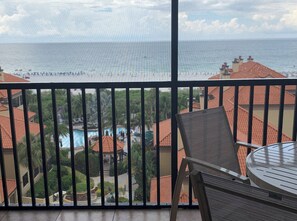 Ein Balkon mit Blick auf Strand und Poolbereich.