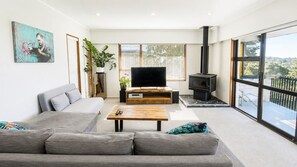 Living area - Amazing Family Location with Sea Views (Whangaparāoa)