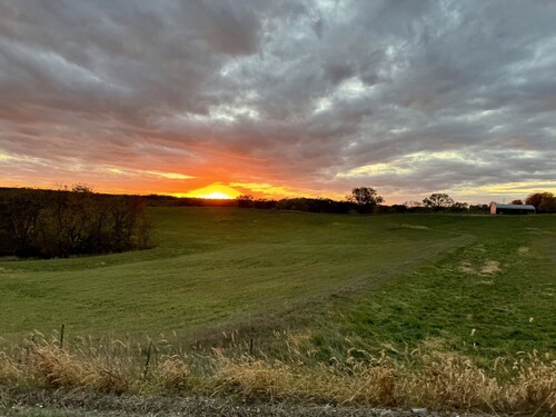 Peaceful 2-bedroom farmhouse with stunning sunsets - 35 min to downtown Omaha