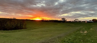 Peaceful 2-bedroom farmhouse with stunning sunsets - 35 min to downtown Omaha