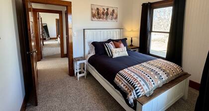 Peaceful 2-bedroom farmhouse with stunning sunsets - 35 min to downtown Omaha