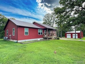 Unclassified image, 3 of 17, button - 3BR/2BA • 4-6 Min to Huzzah Valley & Bass River Resort (Steelville)