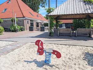 Children's area - Vacation Home with Garden for 4 Near Amsterdam—Cozy and Modern (Velsen-Zuid)
