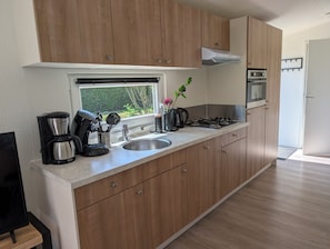 Private kitchen - Vacation Home with Garden for 4 Near Amsterdam—Cozy and Modern (Velsen-Zuid)