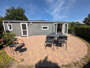 Outdoor dining - Vacation Home with Garden for 4 Near Amsterdam—Cozy and Modern (Velsen-Zuid)