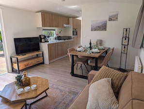 Smart TV - Vacation Home with Garden for 4 Near Amsterdam—Cozy and Modern (Velsen-Zuid)