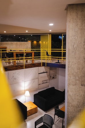 Un interior moderno con zona loft, asientos y comedor.
