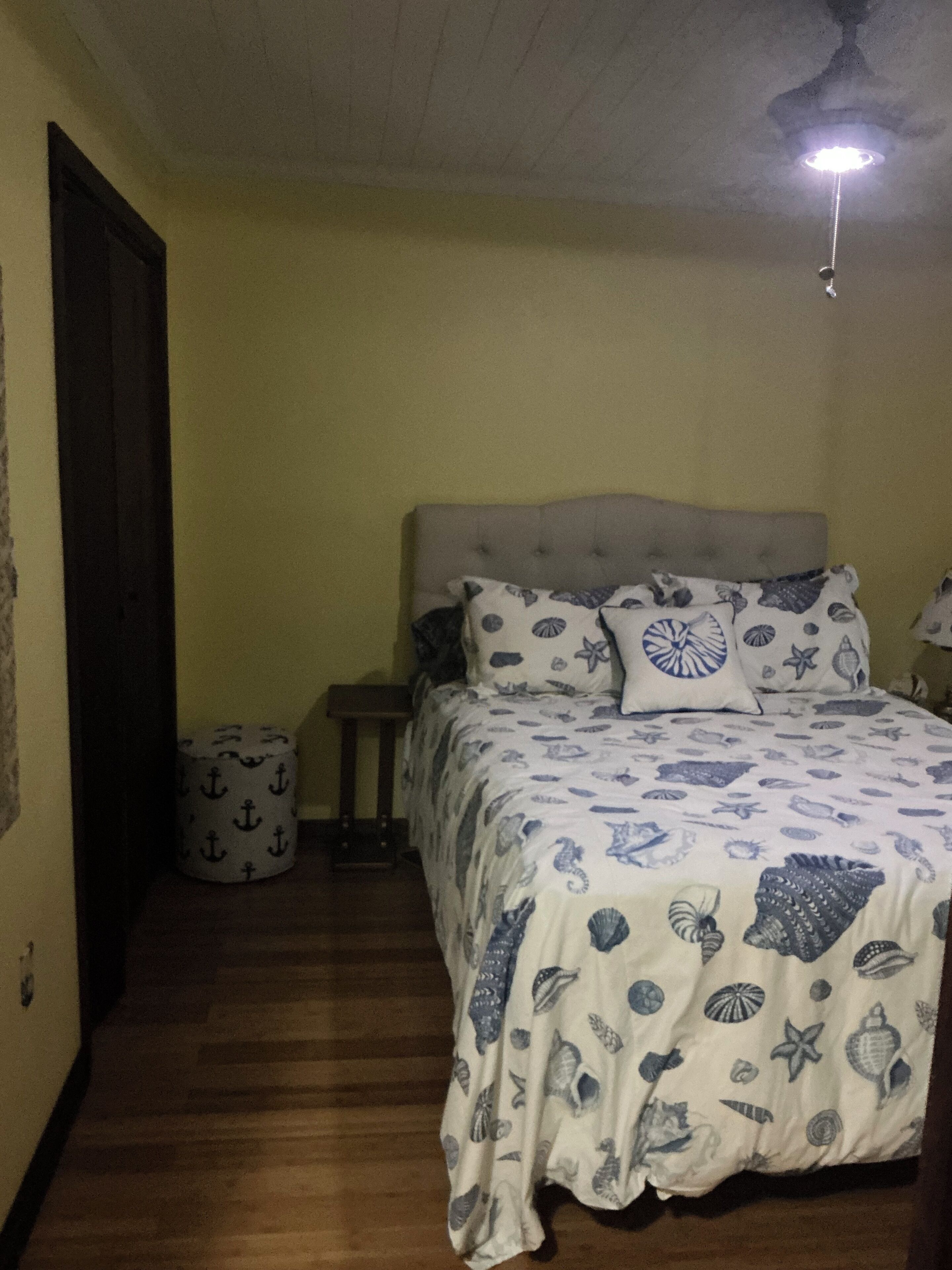 Iron/ironing board, bed sheets