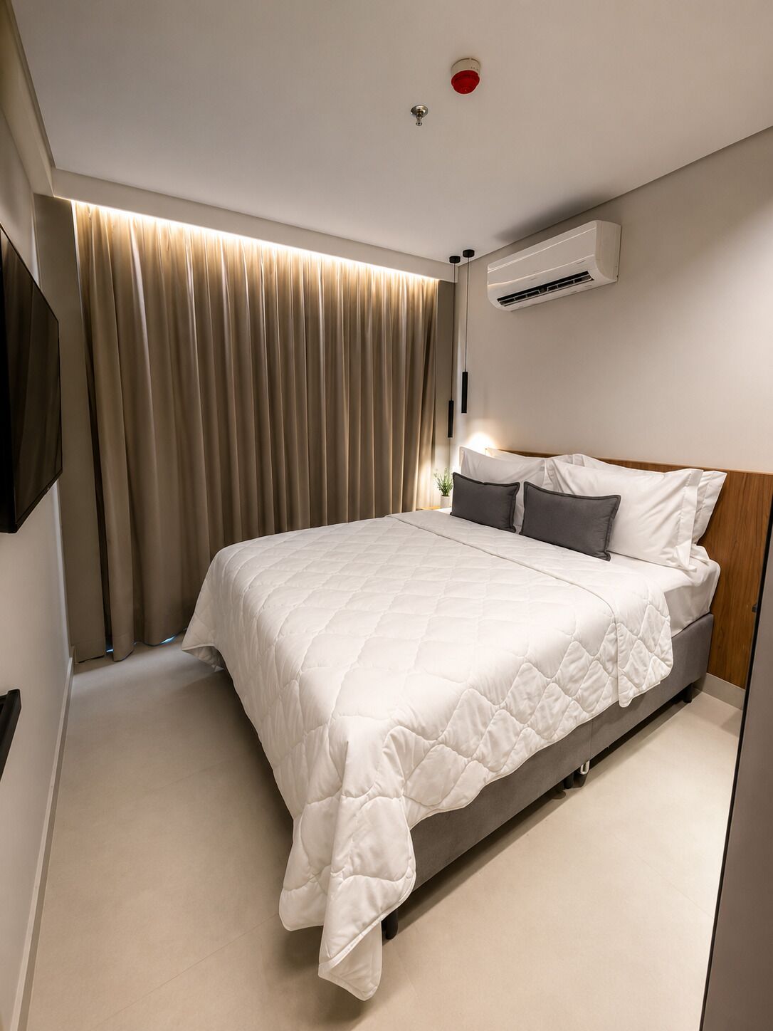Tabla de planchar con plancha, wifi y ropa de cama 