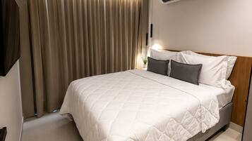Tabla de planchar con plancha, wifi y ropa de cama