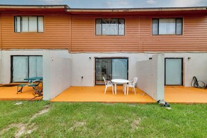 A two-story building with a covered patio area featuring a table and chairs. - Townhome w/ Private Patio, 2 Mi to Dtwn Lakeland (Lakeland)