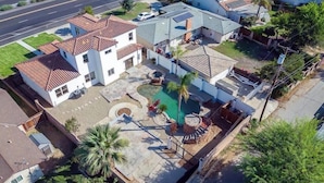 Ein Wohnhaus mit einem Pool und einer Auffahrt, sowie einem zweistöckigen Gebäude.