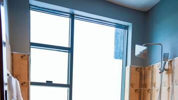 Deluxe Room, Balcony, City View | Bathroom