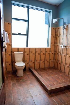 Deluxe-Zimmer, Balkon, Stadtblick | Badezimmer | Haartrockner, Handtücher, Seife, Shampoo