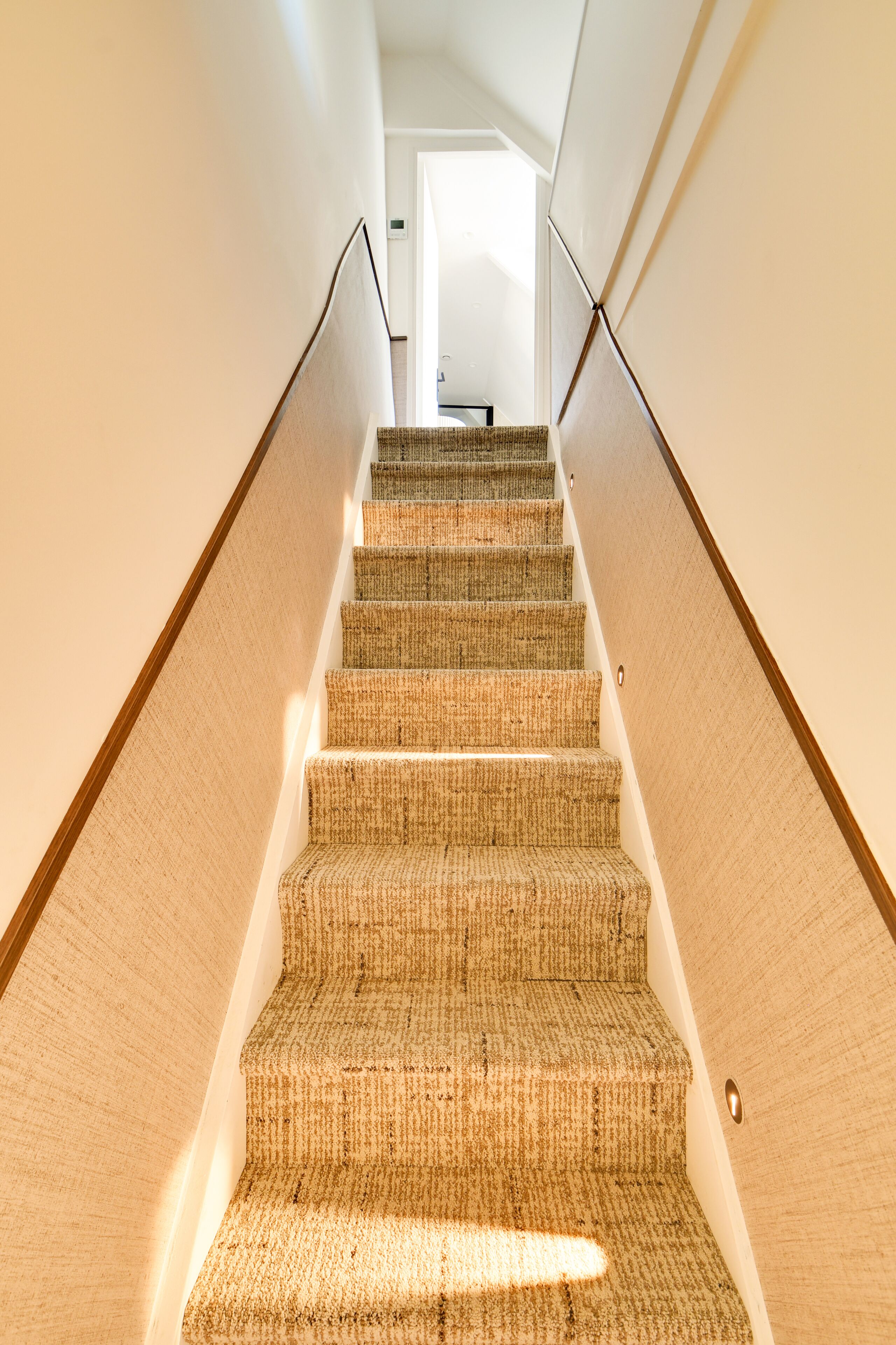 Caixa forta a l'habitació, cortines opaques i planxa i posts de planxar 