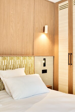 Deluxe Double Room | In-room safe, blackout drapes, iron/ironing board, WiFi (free) - Hotel Murmures Notre-Dame (Paris)