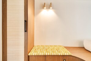 In-room safe, blackout drapes, iron/ironing board, WiFi (free) - Hotel Murmures Notre-Dame (Paris)