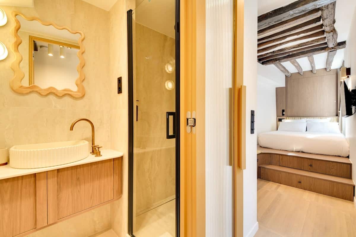 Kamar Double Klasik | Brankas, tirai kedap cahaya, setrika/meja setrika, dan Wi-Fi gratis