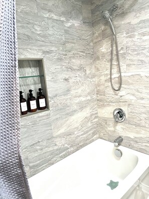 Dusche, Haartrockner, Handtücher, Seife