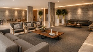 A spacious lobby with a modern design, featuring sofas, a coffee table, and a foosball table. - #2 Apartment Vista Playground Beach GAV Resorts (Salinópolis)