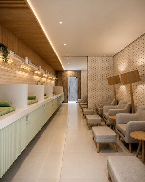 Eine moderne Hotelhalle mit einer langen Rezeption, einer Sitzecke und einer Holzbalkendecke.